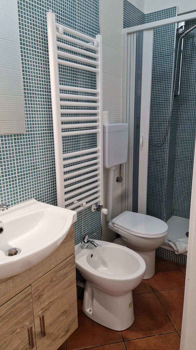 Camera Quadrifoglio: bagno privato con doccia e mosaico azzurro
